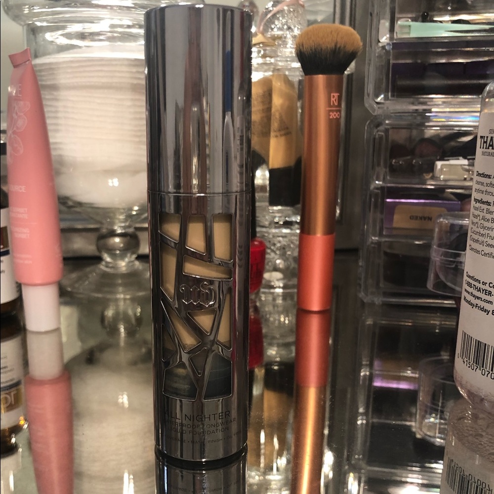 URBAN DECAY ALL NIGHTER MATTE FOUNDATION